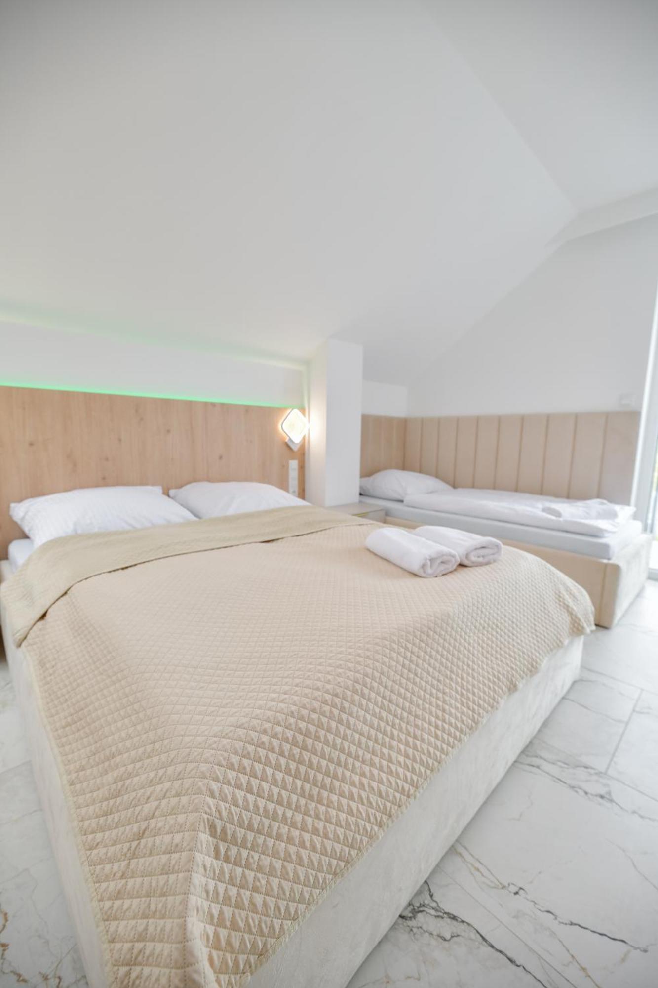 Sloneczne Wzgorze Zator Apartment ภายนอก รูปภาพ