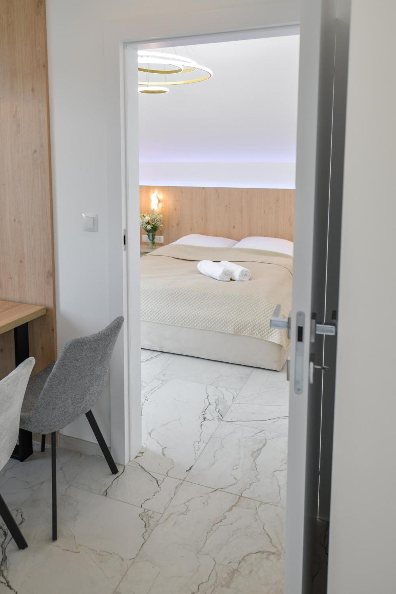 Sloneczne Wzgorze Zator Apartment ภายนอก รูปภาพ